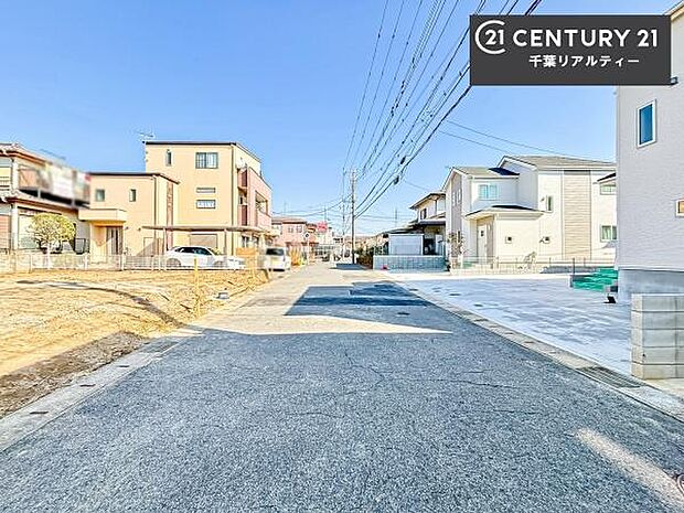 前面道路は6.5ｍ！陽当り良好な立地です。車庫入れが苦手な方も安心ですね。