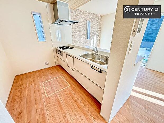 ゆとりある調理スペースで作業がしやすい快適なキッチンです！お子様と一緒にお菓子造りも楽しめる広々スペースです。楽しい調理時間になりそうですね！