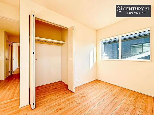 収納スペースがしっかり確保されているため、おもちゃや学用品もサッと片付き、いつでもスッキリ。綺麗な空間が保てます！