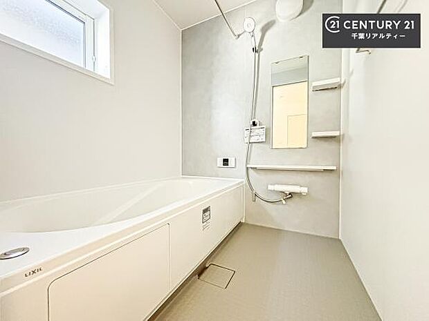 落ち着きある大人の雰囲気のバスルームは、味が出ていてバスタイムが充実！お仕事頑張っているご褒美にお好みの匂いの入浴剤を入れて、楽しんでみてはいかがでしょうか？