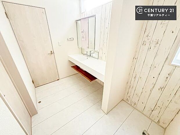 身なりを整える洗面所は、清潔感が大事です！水周りの清潔感のある雰囲気を演出！気持ちよくお使いいただけます。