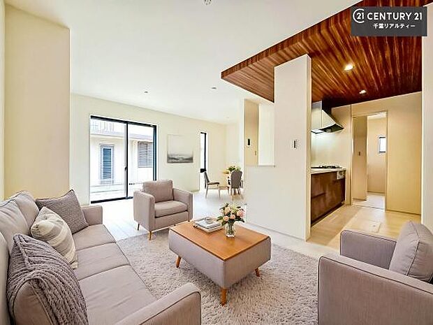 家具はCGパースです。心地良いリビングは家族が自然と集まります。家族団欒の時間が増えそうです。ご家族と、より一層充実した時間を過ごせそうですね。