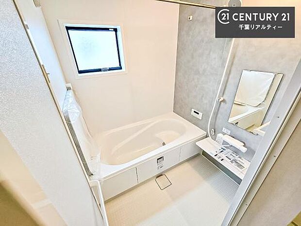 落ち着きある大人の雰囲気のバスルームは、味が出ていてバスタイムが充実!お仕事頑張っているご褒美にお好みの香りの入浴剤を入れて、楽しんでみてはいかがでしょうか?