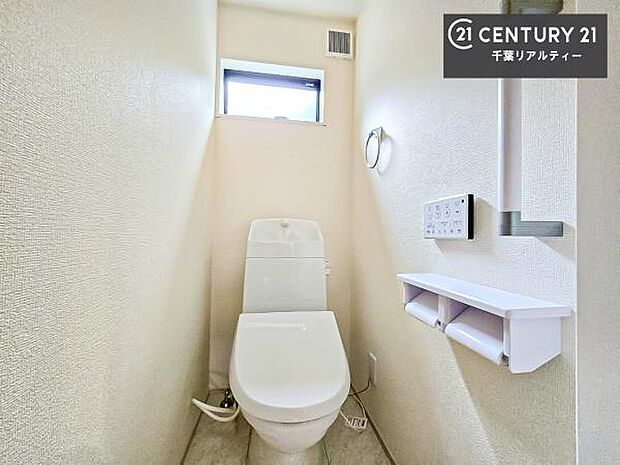 1・2階にトイレがございます!朝の忙しい時間帯も待たずにすみそうですね。白を基調とした清潔感のあるトイレでお手入れがしやすいです!