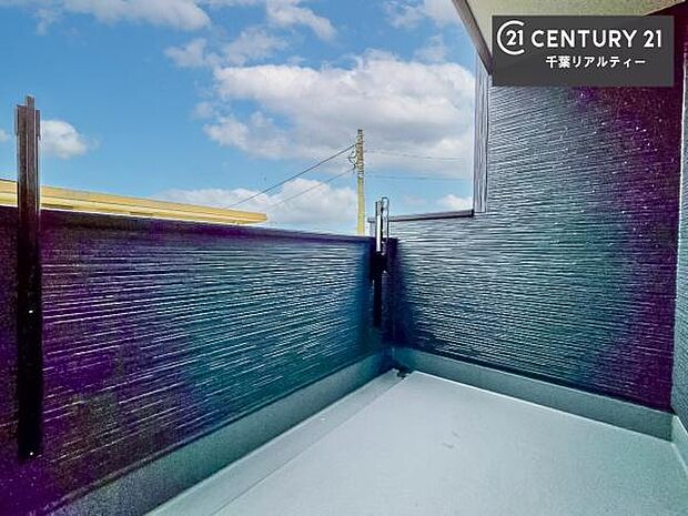 陽当たりの良いバルコニーで、お洗濯物もよく乾きそうですね!お天気の良い日にはバルコニーへ出てリフレッシュするのも気持ちよさそうです。