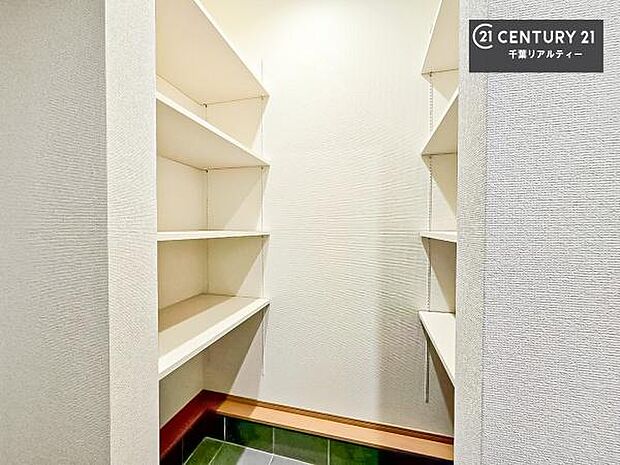 シューズインクローク付きです！シューズだけでなくベビーカーや折り畳み自転車、アウトドア用品もスッキリと片付けられます！