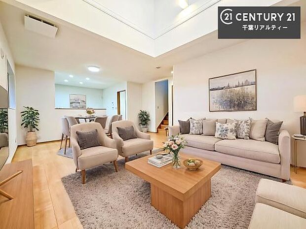 家具はCGパースです。開放感のある広々LDK！ソファーやダイニングテーブルを置いても窮屈にならないので快適に過ごせます！コミュニケーションが取りやすいリビングです！