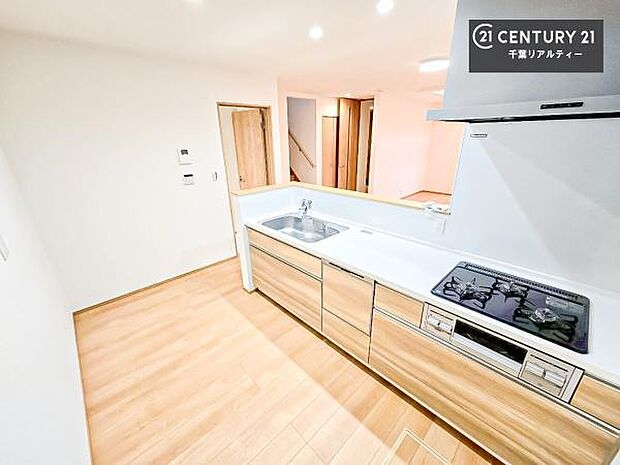 大人気の対面式システムキッチンを採用しています！ご家族のコミュニケーションが自然と増える設計です。お子様にも目が届くので嬉しいですね。収納力もあります！