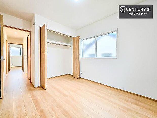 収納スペースがしっかり確保されているため、おもちゃや学用品もサッと片付き、いつでもスッキリ。綺麗な空間が保てます！