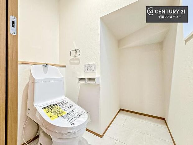 清潔感のある色味のお手洗いです！さわやかでスッキリする空間です！白を基調としているので、お手入れがしやすいトイレです！