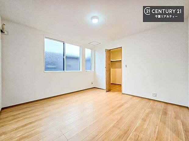 収納スペースがついています！居室をスッキリ整頓する事ができますね。家具を選ばないシンプルなデザインの為、家具を選ばずお気に入りの空間作りができそうですね。