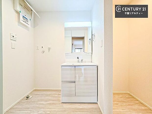 三面鏡仕様の洗面所は、身だしなみがしやすい造り！裏は収納になっています。ドライヤーやお化粧道具を片付けられるので洗面台周りをスッキリと見せることが出来ます！