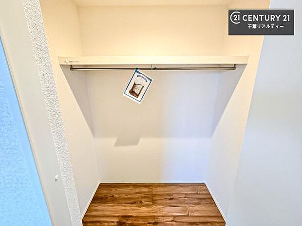 ウォークインクローゼット付きです。たくさんのお洋服などを収納しておけそうですね！他にも扇風機や加湿器など季節物の大きな家電も収納できます。（施工例）