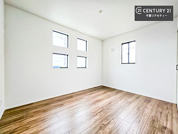 陽がたっぷりと差し込む四つ窓仕様！明るく温もり感じる居心地よい空間でプライベート時間が充実！