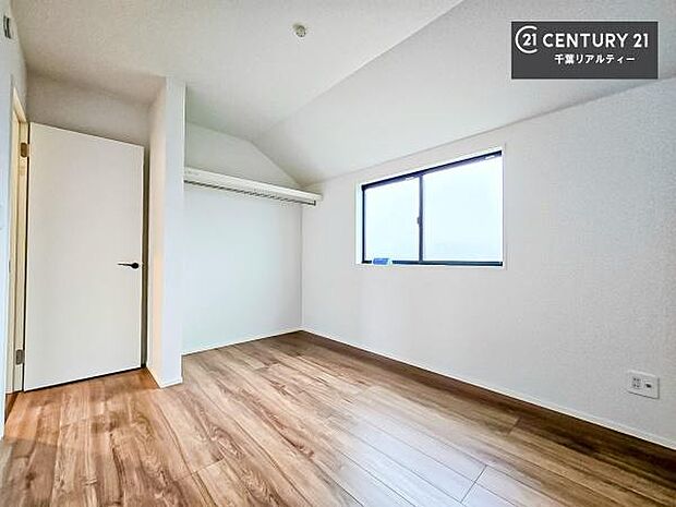 収納スペースがついています！居室をスッキリ整頓する事ができますね。家具を選ばないシンプルなデザインの為、家具を選ばずお気に入りの空間作りができそうですね。