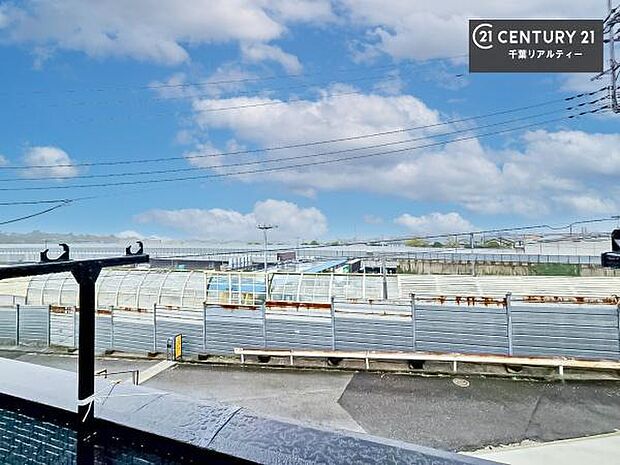 落ち着きある住宅街です！周囲には高い建物がなく、空が広く開放感があり、陽当たりを大きく遮られることもありません！気持ちの良い風が通り抜ける街並みです！