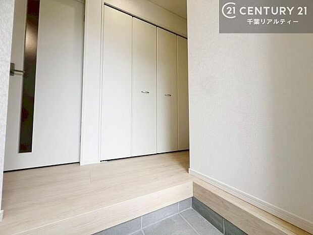 シューズボックス付き。玄関が片付きお掃除がしやすいです！スッキリした玄関で戸を開けた瞬間、清潔感のある心地いい空間が出迎えてくれます。