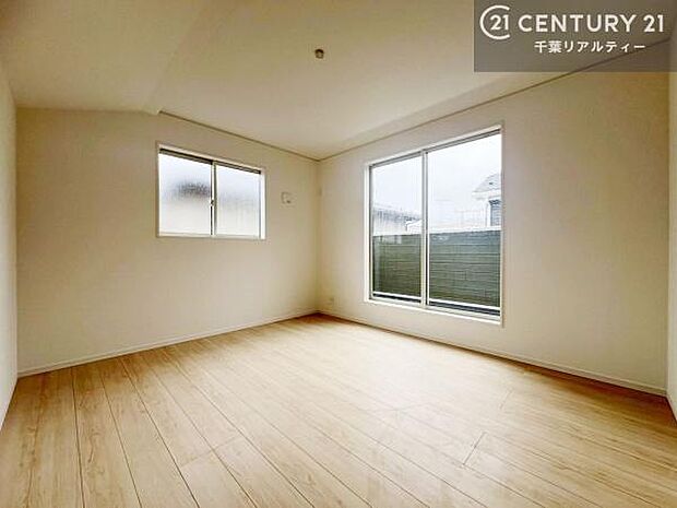 バルコニーに面した洋室は、やわらかな朝日が差し込む心地よい空間。爽やかな光に包まれて気持ちよく目覚められるため、寝室に最適なお部屋です。朝の換気やお布団干しも快適に行えます。