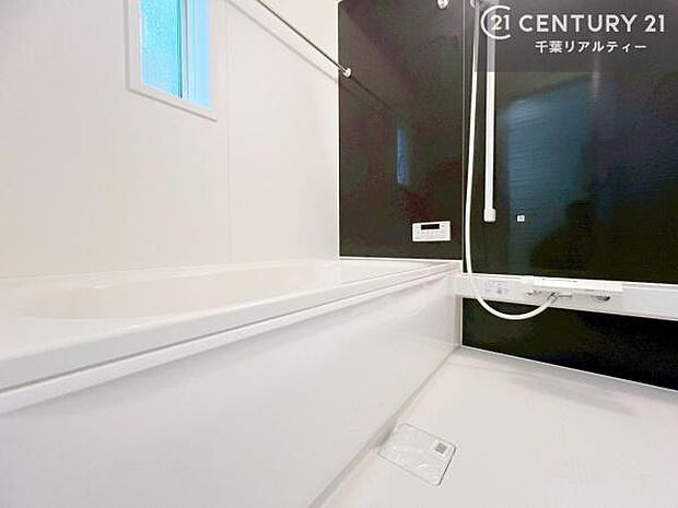 窓からのやわらかな光が差し込む浴室は、換気もしやすく快適。1日の疲れをしっかりと癒してくれる浴室です。