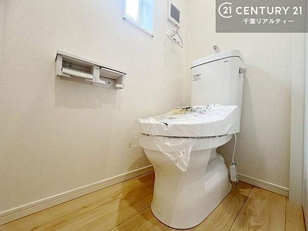 温水洗浄便座につき、冬場は便座が暖かくできるので冷たい便座に座らずに済む嬉しい仕様です！