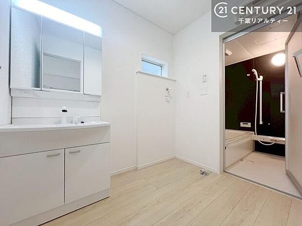 三面鏡仕様の洗面所は、身だしなみがしやすい造り！裏は収納になっています。ドライヤーやお化粧道具を片付けられるので洗面台周りをスッキリと見せることが出来ます！