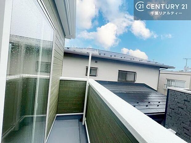 陽当たりの良いバルコニーで、お洗濯物もよく乾きそうですね！お天気の良い日にはバルコニーへ出てリフレッシュするのも気持ちよさそうです。