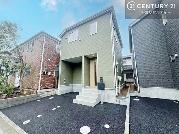 並列3台駐車可能なゆとりのカースペース。ご家族それぞれのお車はもちろん、来客時にも安心してお使いいただける開放的な駐車空間です。