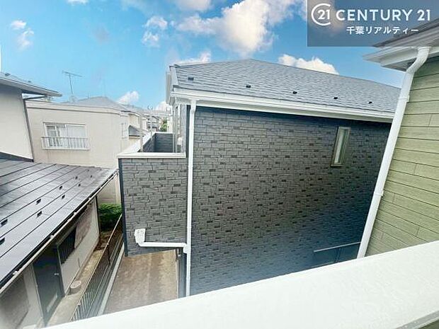 落ち着きある住宅街です！周囲には高い建物がなく、空が広く開放感があり、陽当たりを大きく遮られることもありません！気持ちの良い風が通り抜ける街並みです！