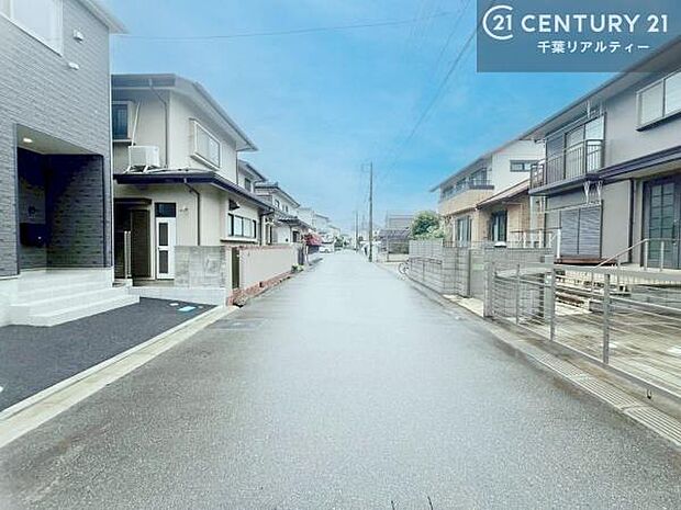 前面道路は約4ｍの落ち着いた住環境。車通りも比較的少なく、ゆったりと安心して出入りができます。