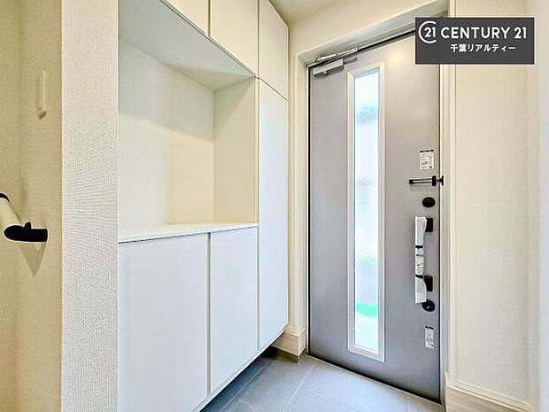 疲れて帰ってきても、ただいま!を言いたくなる、優しく迎え入れてくれる空間になっています。明るく温もり溢れる玄関です!