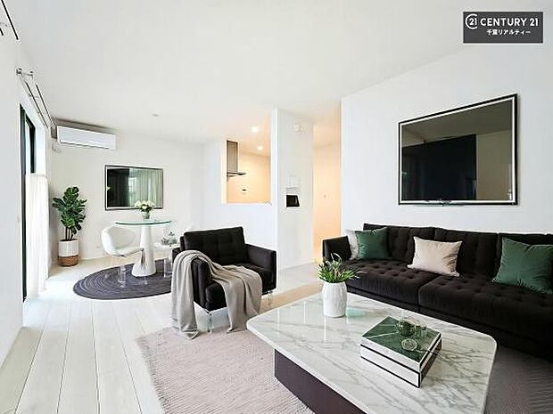 家具はCGパースです。開放感のある広々LDK!ソファーやダイニングテーブルを置いても窮屈にならないので快適に過ごせます!コミュニケーションが取りやすいリビングです!