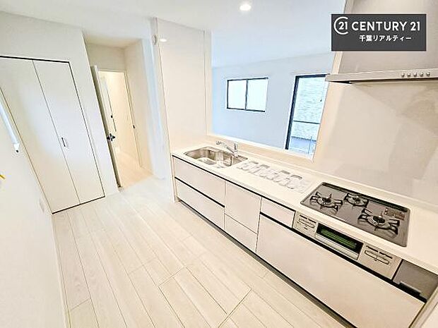 大人気の対面式システムキッチンを採用しています!ご家族のコミュニケーションが自然と増える設計です。お子様にも目が届くので嬉しいですね。収納力もあります!