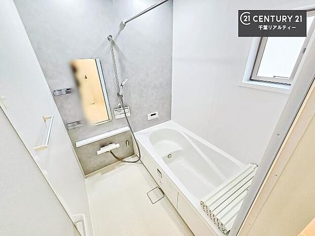 落ち着きある大人の雰囲気のバスルームは、味が出ていてバスタイムが充実!お仕事頑張っているご褒美にお好みの香りの入浴剤を入れて、楽しんでみてはいかがでしょうか?