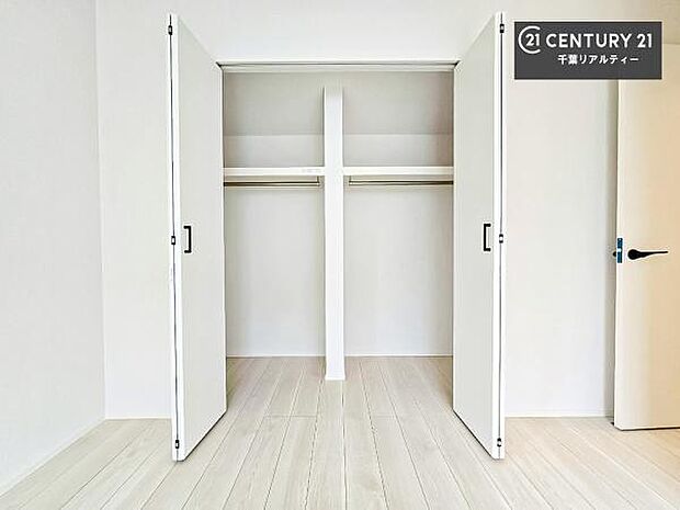 住空間をすっきり使うためには必須ポイントの収納スペースですよね。是非現地でご確認ください!