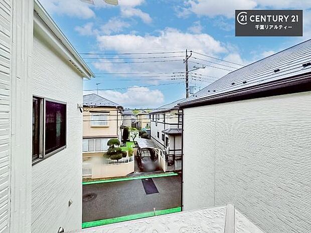 落ち着きある住宅街です!周囲には高い建物がなく、空が広く開放感があり、陽当たりを大きく遮られることもありません!気持ちの良い風が通り抜ける街並みです!