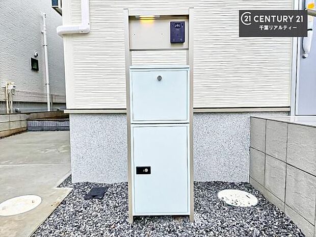 宅配ボックス付き!不在時でも荷物が受け取れるので再配達の手間がなくなります!時間指定も気にせず受け取れて便利!