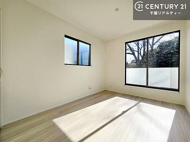 バルコニーに面している洋室です。明るく温もりがあり、換気もしっかりできます!朝起きて、外に出て背伸びをしつつ深呼吸をし良い朝を迎え入れることが出来そうですね!