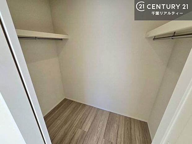 ウォークインクローゼット付きです。たくさんのお洋服などを収納しておけそうですね!他にも扇風機や加湿器など季節物の大きな家電も収納できます!