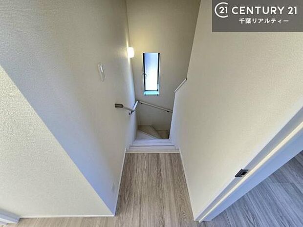 階段には手摺りが付いており、お子様やご年配の方も安心してご利用頂けます。明かり取りの窓も付いており、足元も安心ですね!