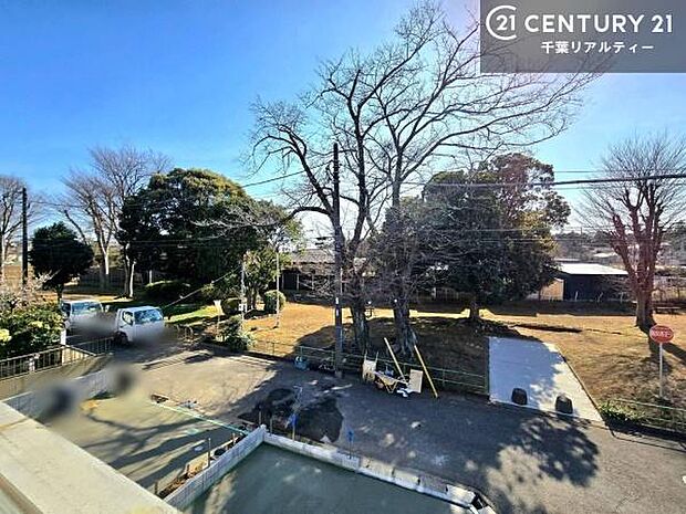 晴れた日には青い空を見渡せる開放的な時間を楽しめます。気持ちの良い風が通り抜ける街並みです!