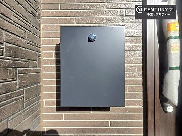 郵便ポスト付きで不在時でも荷物が受け取れてとっても便利!家にいなきゃいけないストレス回避!再配達の手間が省けます!