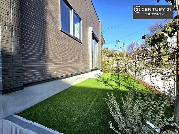 陽当たり良好なお庭です!晴れた日には青い空を見渡せる開放的な時間を楽しめます。ガーデニングや家庭菜園も楽しめます!