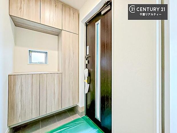 疲れて帰ってきても、ただいま!を言いたくなる、優しく迎え入れてくれる空間になっています。明るく温もり溢れる玄関です!