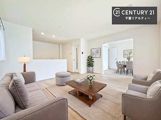 家具はCGパースです。開放感のある広々LDK!ソファーやダイニングテーブルを置いても窮屈にならないので快適に過ごせます!コミュニケーションが取りやすいリビングです!