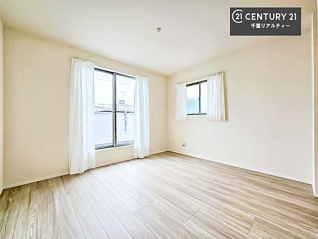 バルコニーに面した明るい寝室。心地よい陽光と風を感じられる開放的な空間で、毎日をゆったりとお過ごしいただけます。