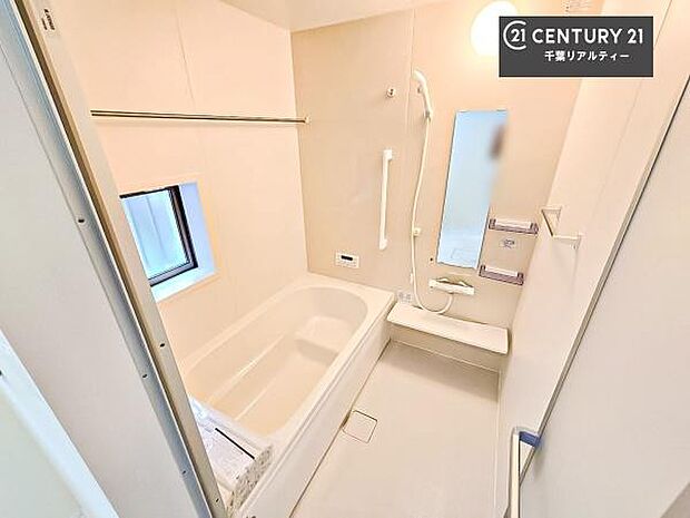 落ち着きある大人の雰囲気のバスルームは、味が出ていてバスタイムが充実!お仕事頑張っているご褒美にお好みの香りの入浴剤を入れて、楽しんでみてはいかがでしょうか?