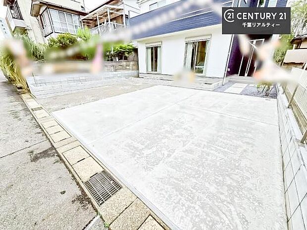 駐車スペースは2台分あります!セカンドカーはもちろん、バイクや自転車なども置き場所に困りません。