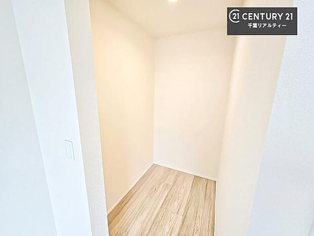 収納スペースがついています!居室をスッキリ整頓する事ができますね。家具を選ばないシンプルなデザインの為、家具を選ばずお気に入りの空間作りができそうですね。