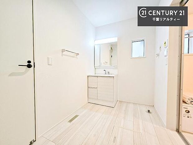 広々とした洗面室は、朝の身支度の時間もゆったり使える快適な空間。収納棚なども置きやすく、使い勝手の良い設計です。