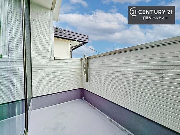 陽当たりの良いバルコニーで、お洗濯物もよく乾きそうですね!お天気の良い日にはバルコニーへ出てリフレッシュするのも気持ちよさそうです。